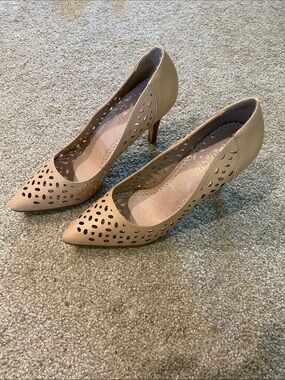 Restricted Cutout Pointed Toe Nude Pumps